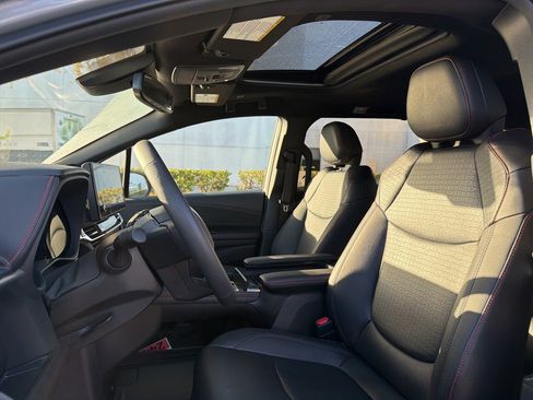 Used 2025 Toyota Sienna XSE w/ XSE Plus Package image 9