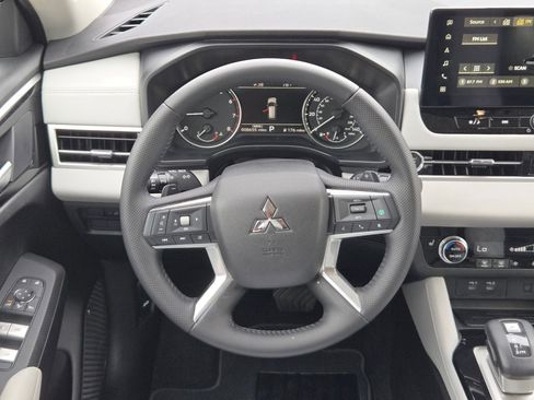 Used 2025 Mitsubishi Outlander SE FWD image 18
