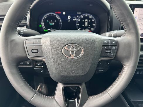 Used 2025 Toyota Camry XLE image 15