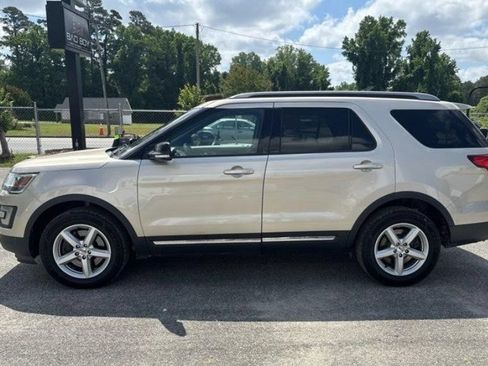 Used 2017 Ford Explorer XLT w/ Equipment Group 202A AWD/4WD image 19