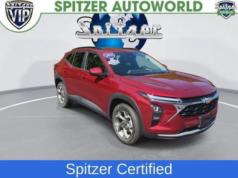 Used 2025 Chevrolet Trax LT FWD image 2