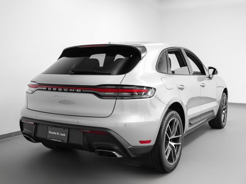 Certified 2025 Porsche Macan image 12