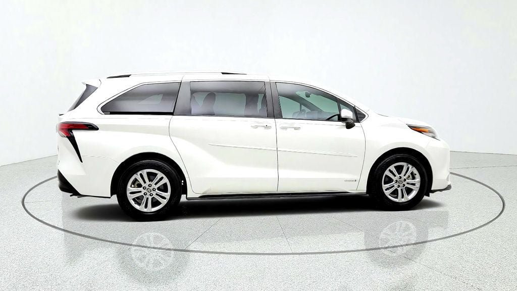 Used 2021 Toyota Sienna Platinum AWD/4WD image 4