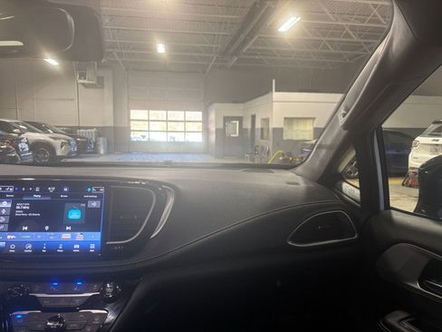 Used 2025 Chrysler Pacifica Limited image 37