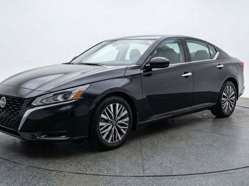 Used 2025 Nissan Altima 2.5 SV image 3