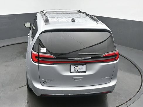 Used 2023 Chrysler Pacifica Limited FWD image 40