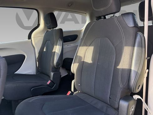 Used 2023 Chrysler Voyager LX image 5