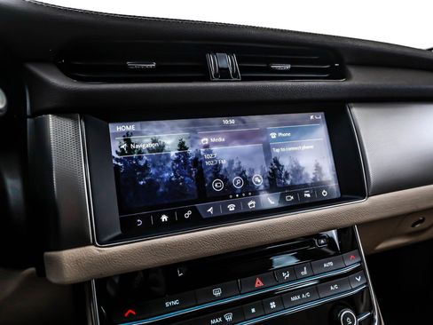 Used 2020 Jaguar XF Prestige image 19