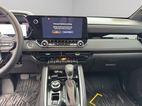 Used 2025 Chevrolet Colorado Z71 w/ Technology Package image 16