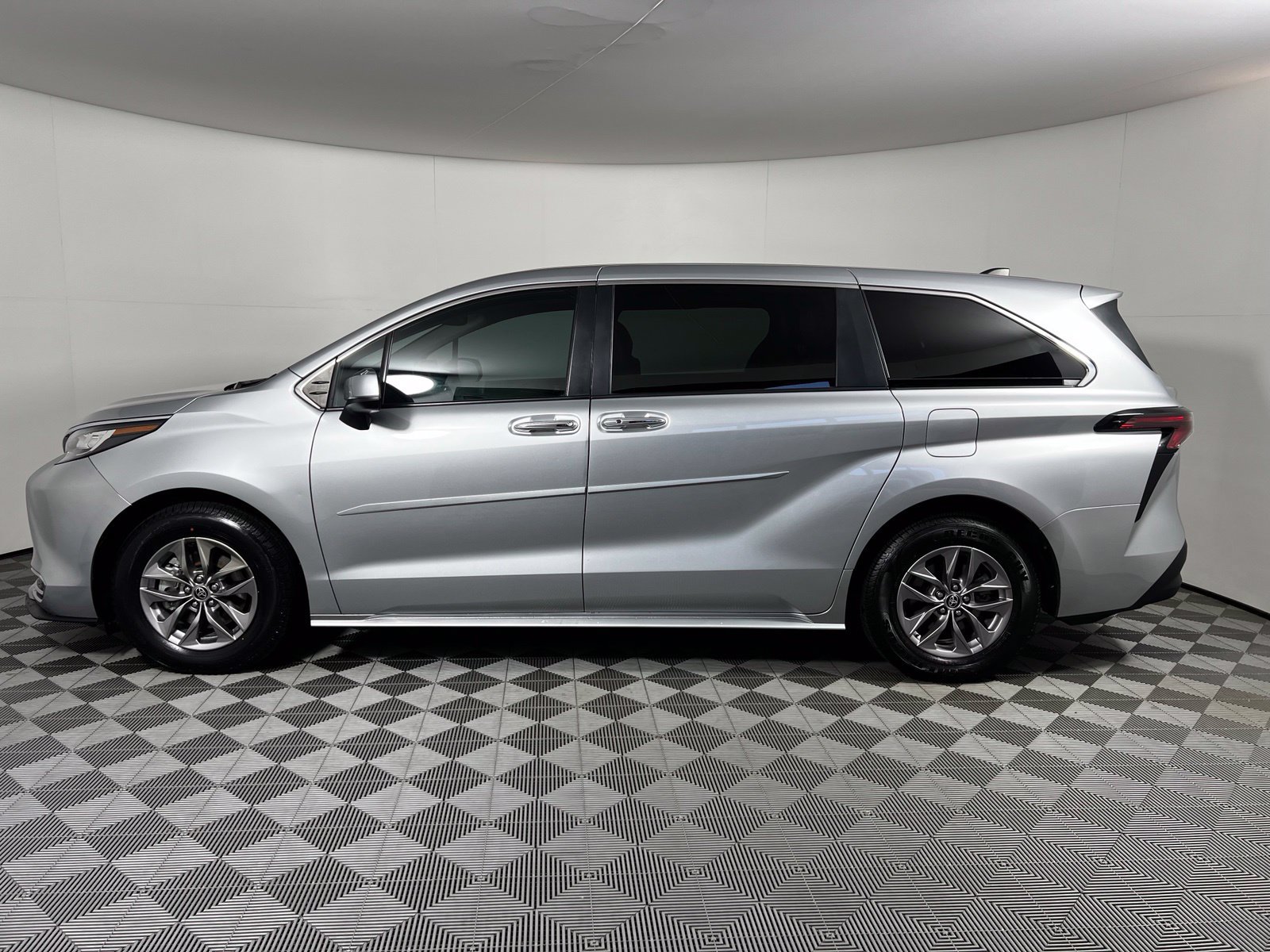 Certified 2023 Toyota Sienna XLE FWD image 8