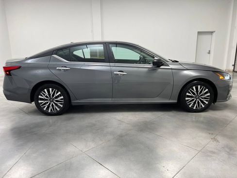 Used 2025 Nissan Altima 2.5 SV FWD image 8