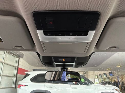 Used 2025 Nissan Rogue SV FWD image 16