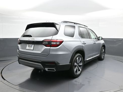 Used 2024 Honda Pilot Touring image 6