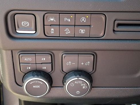 Used 2024 Chevrolet Suburban Z71 w/ Luxury Package AWD/4WD image 23
