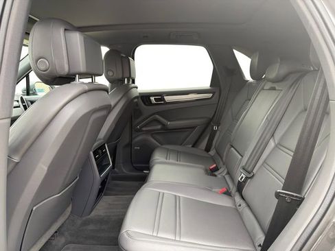 Used 2020 Porsche Cayenne AWD/4WD image 18