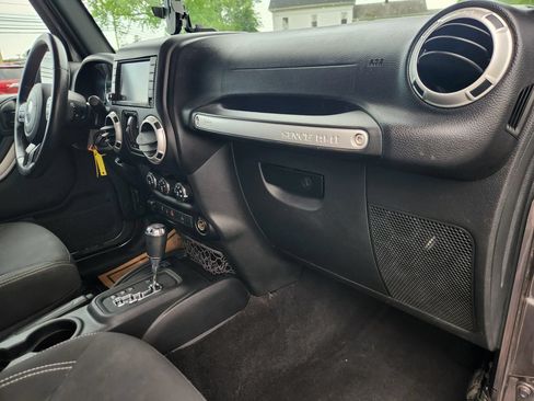 Used 2016 Jeep Wrangler Unlimited Sahara w/ Connectivity Group AWD/4WD image 37