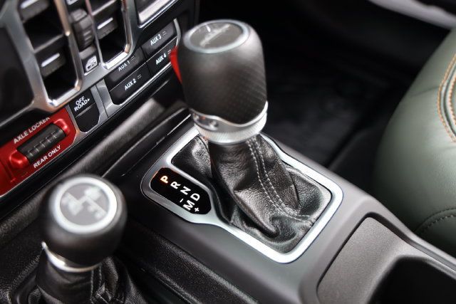 Used 2025 Jeep Gladiator Mojave AWD/4WD image 23