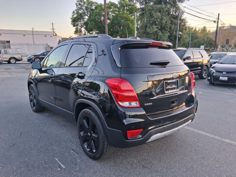 Used 2018 Chevrolet Trax Premier w/ Midnight Edition FWD image 4