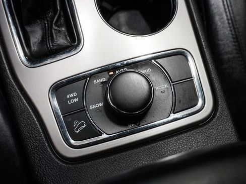 Certified 2022 Jeep Grand Cherokee Laredo X image 29