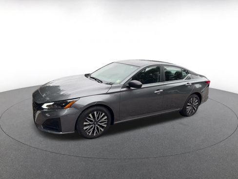 Used 2025 Nissan Altima 2.5 SV FWD image 6
