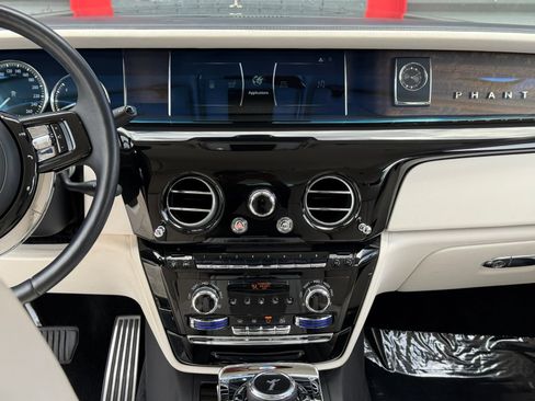 Used 2022 Rolls-Royce Phantom Sedan RWD image 38