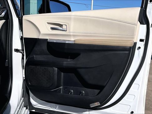 Used 2022 Toyota Sienna XLE image 22