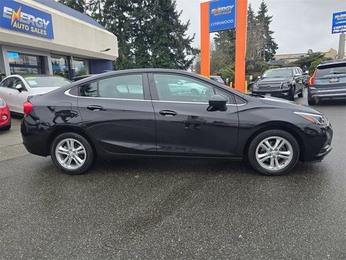 Used 2017 Chevrolet Cruze LT image 9
