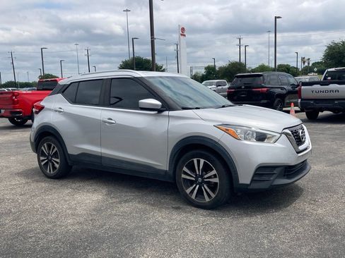 Used 2019 Nissan Kicks SV image 2
