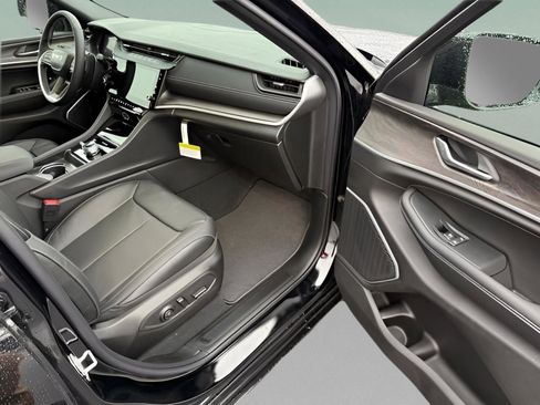 New 2026 Jeep Grand Cherokee Limited AWD/4WD image 15
