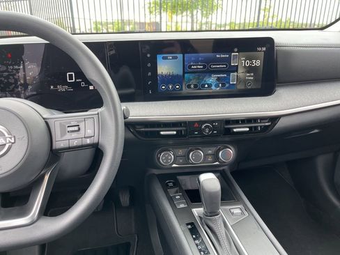 Used 2025 Nissan Kicks SV w/ Illumination Package FWD image 17