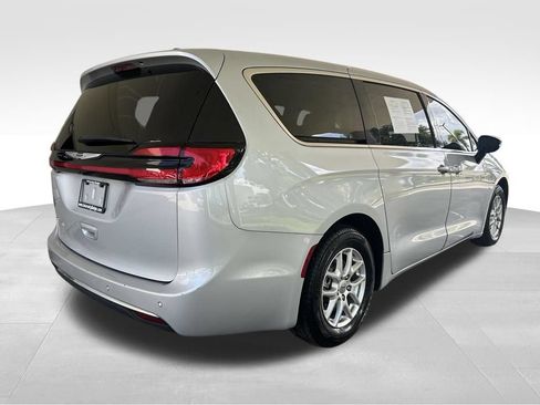 Used 2024 Chrysler Pacifica Touring-L FWD image 3