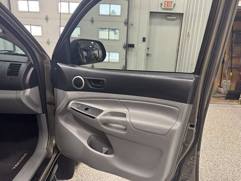 Used 2014 Toyota Tacoma 4x4 Access Cab V6 image 25