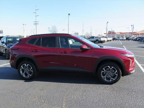 Used 2025 Chevrolet Trax LT w/ Driver Confidence Package image 2