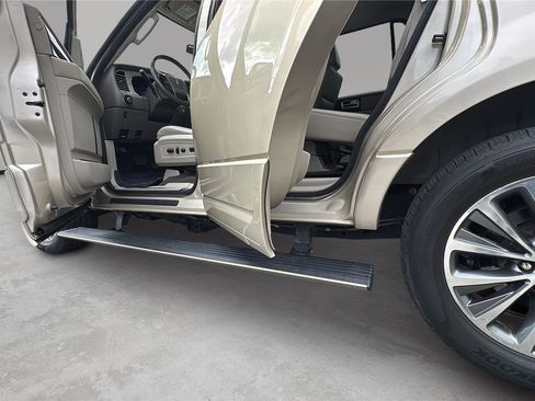 Used 2017 Lincoln Navigator Select RWD image 17