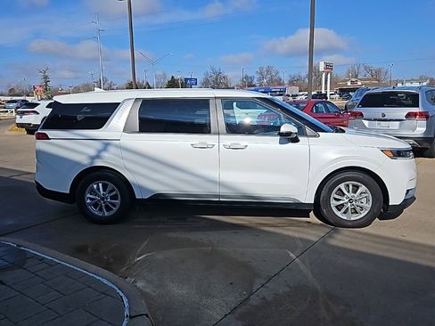 Used 2024 Kia Carnival LX image 4
