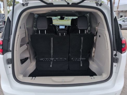 Used 2024 Chrysler Pacifica Touring-L FWD image 11