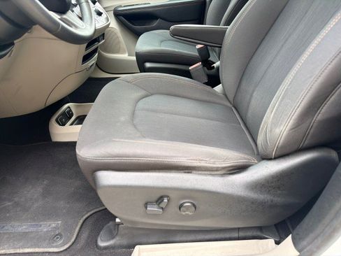 Used 2017 Chrysler Pacifica Touring w/ Tire & Wheel Group FWD image 14