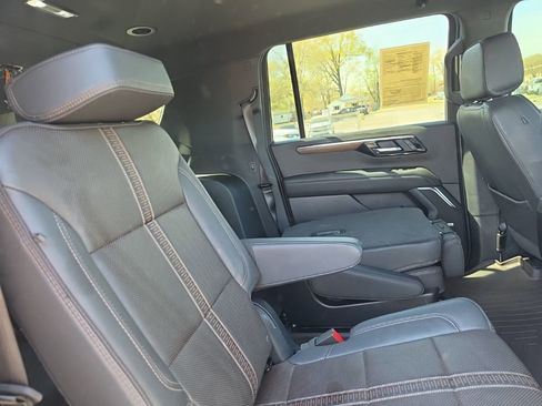 Used 2025 Chevrolet Suburban High Country image 32