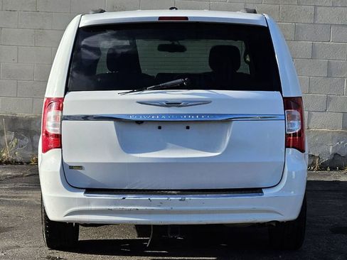 Used 2016 Chrysler Town & Country Touring image 4