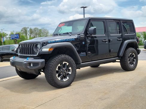 Used 2025 Jeep Wrangler Unlimited Rubicon 4xe w/ Convenience Group AWD/4WD image 2