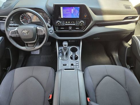 Used 2023 Toyota Highlander LE FWD image 17