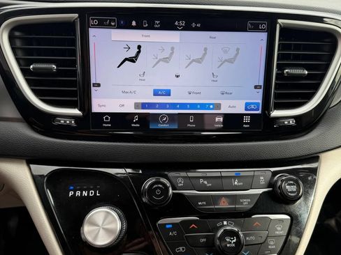 Used 2023 Chrysler Pacifica Touring-L FWD image 24