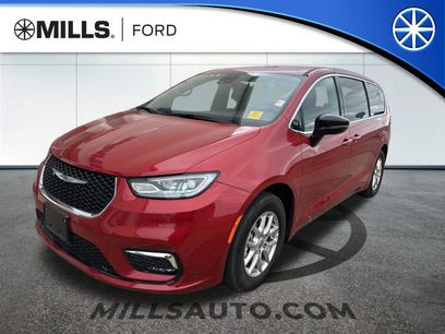 Used 2025 Chrysler Pacifica Select