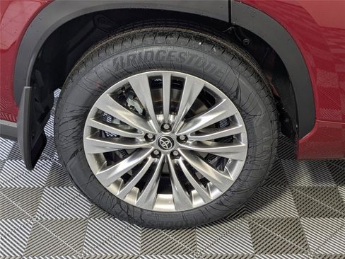 New 2026 Toyota Highlander Platinum image 9