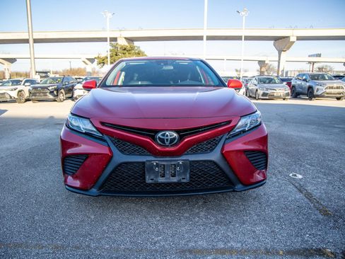 Used 2020 Toyota Camry SE image 3