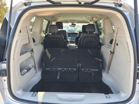Used 2024 Chrysler Pacifica Touring-L image 29