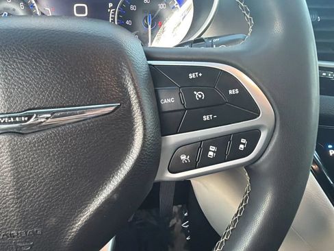 Used 2024 Chrysler Pacifica Touring-L FWD image 18