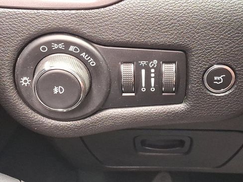 Used 2020 Jeep Cherokee Limited image 23