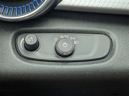 Used 2025 Chevrolet Trax LT w/ LT Convenience Package image 26