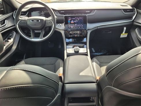 Used 2025 Jeep Grand Cherokee Altitude image 13